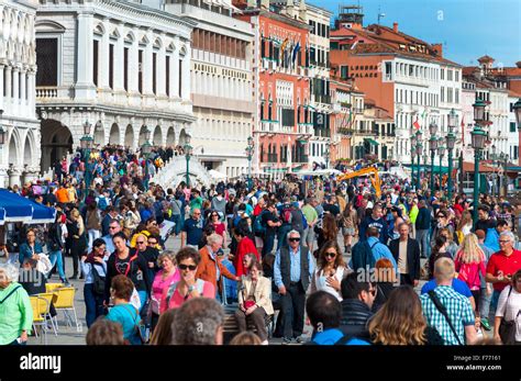 Tourist crowds in Venice, Italy Stock Photo - Alamy