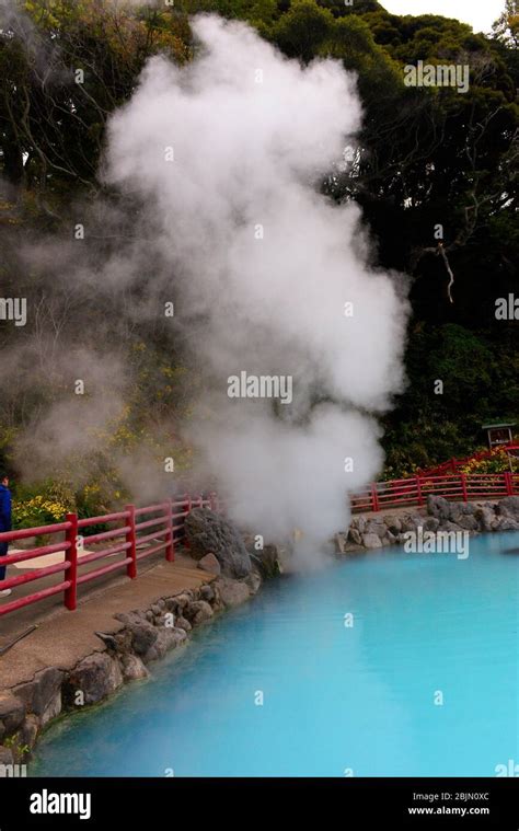 Una Vista Del Vapor Que Se Eleva Desde Las Aguas Termales En Uno De Los