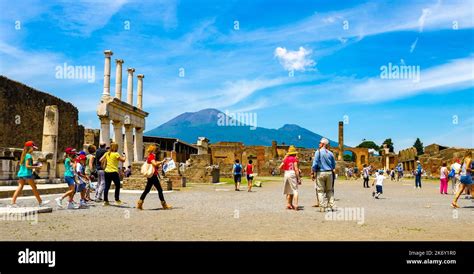 ancient ruins of the forum in pompeii Stock Photo - Alamy