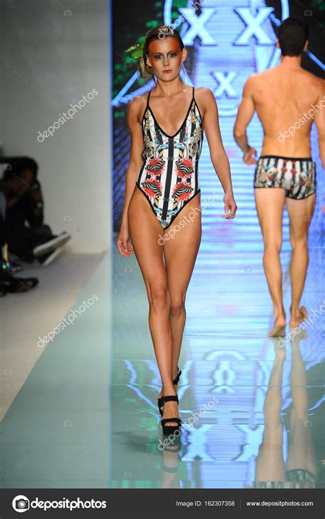 Model walking the runway – Stock Editorial Photo © fashionstock #162307358