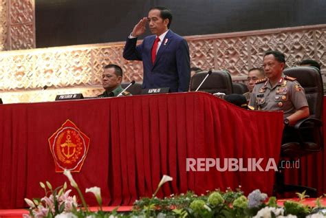 Jokowi Beri Pembekalan Kepada Capaja Akademi TNI Dan Polri Republika