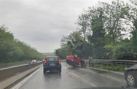 Incidente Sulla Pontina Auto Perde Il Controllo E Si Ribalta Strada