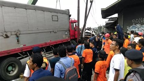 Terlibat Kecelakaan Diduga Ayah Dan Anak Terjepit Truk Fuso Jawa Pos