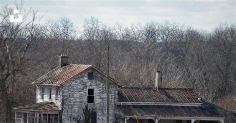 An old run down house in the middle of a field photo – Free Building ...