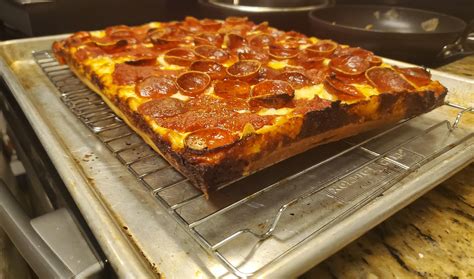 Detroit style rules : r/Pizza