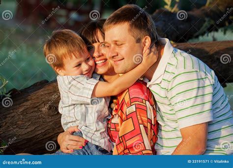 Abrazo Del Padre De La Madre Y Del Hijo Imagen De Archivo Imagen De