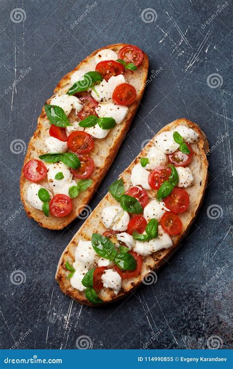 Brindes Do Bruschetta De Caprese Imagem De Stock Imagem De Cereja