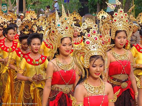 Beautiful Thai Women In Traditional Royal Thai Costumes ปราสาทหินพนมรุ้ง Phanom Rung Festival