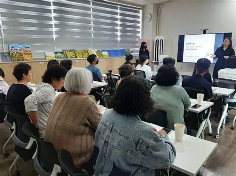 성인 발달장애 자녀의 자립을 위한 부모들의 자조모임 통꽃맘 ‘발달장애인 주거자립의 실제 교육 진행