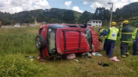 Condutora de carro de Herval dOeste fica ferida em saída de pista na