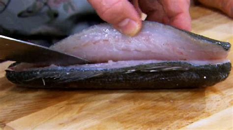 How to fillet round fish (mackerel, trout, etc.) - BBC Food