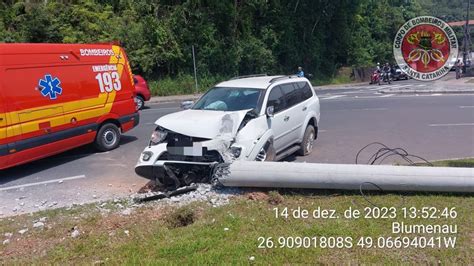 Acidente Em Blumenau Colis O De Ve Culo Contra Poste De Ilumina O