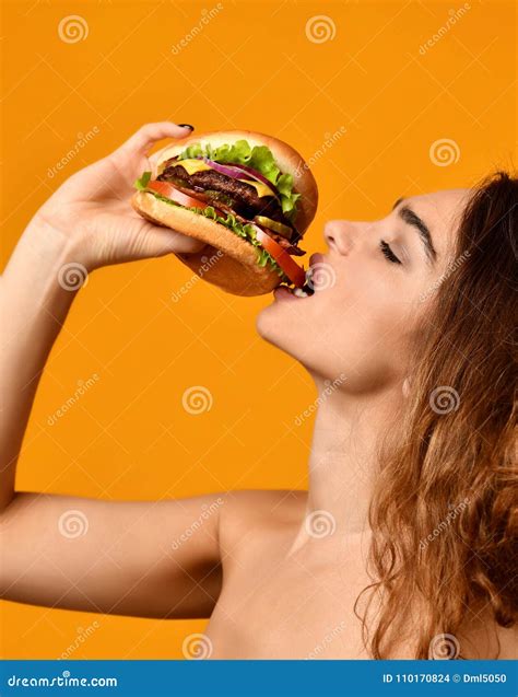 La Mujer Come El Bocadillo De La Hamburguesa Con La Boca Hambrienta En Fondo Amarillo Foto De