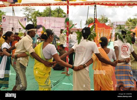 Marathi dance hi-res stock photography and images - Alamy