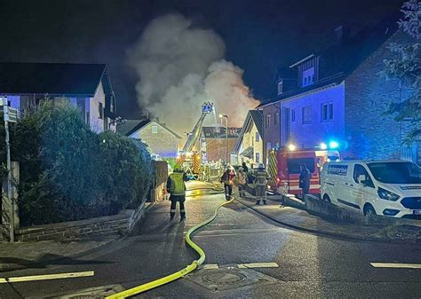 Altendorf Rund 60 Feuerwehrleute löschen Dachstuhlbrand