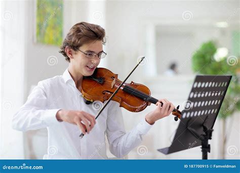 Homme Qui Joue Du Violon Instrument De Musique Classique Image Stock