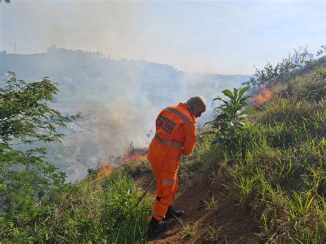 Incêndio consome área de de vegetação no Bairro Cruzeiro do Sul em Juiz