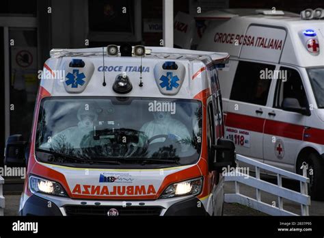 Ambulancias De Alta Contenci N En La Sala De Urgencias Del Hospital De