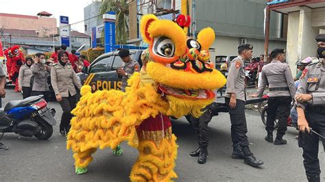 Semarak Imlek Di Ternate Warga Antusias Nonton Atraksi Barongsai