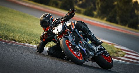 Webbikeworld 2022 KTM 890 Duke R Specs Features Photos