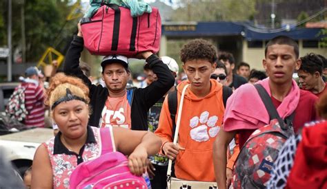 Honduras Migrantes Rompen Cerco Policial En Frontera De Guatemala