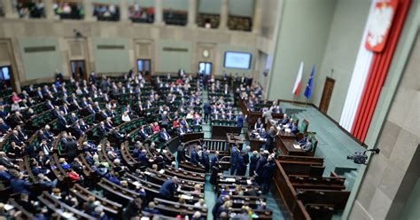 CBOS 34 Proc PiS 19 Proc Nowoczesna 14 Proc PO 11 Proc