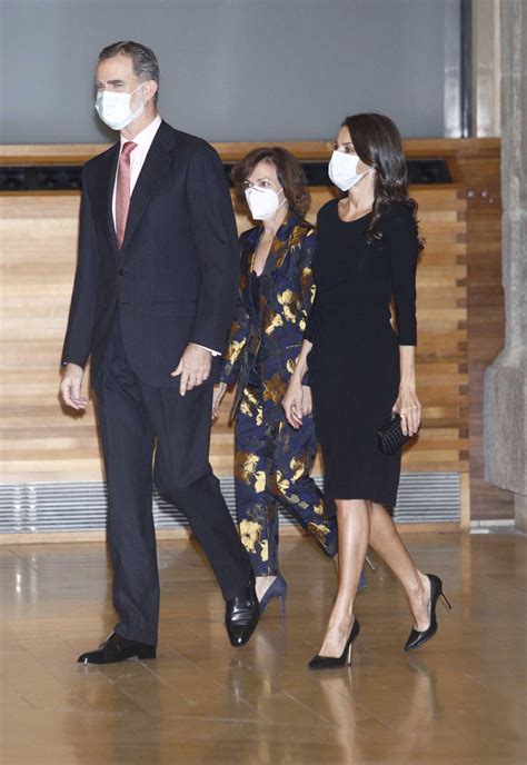 La Reina Letizia enseña pierna en el Premio Francisco Cerecedo