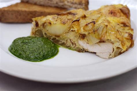 Dikke Omelet Met Kip Prei En Aardappelen Dagelijkse Kost Recept