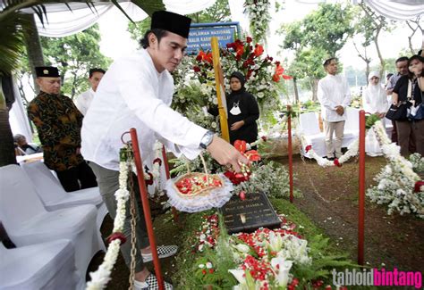 Jelang Pemutaran Filmnya Vino G Bastian Ziarah Ke Makam Buya Hamka