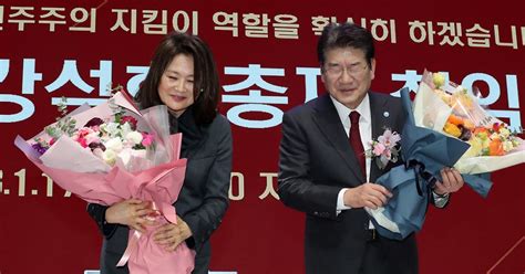 축하 꽃다발 받는 강석호 자유총연맹 총재