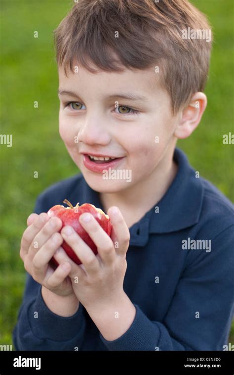 Ni O De Cinco A Os Comiendo Una Manzana Fotograf A De Stock Alamy