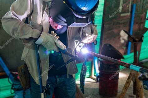 Soldador Est Trabajando Carbono Tuber A De Soldadura Con Proceso De