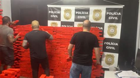 Pol Cia Encontra Mais De Uma Tonelada De Maconha Escondida Entre Gr Os