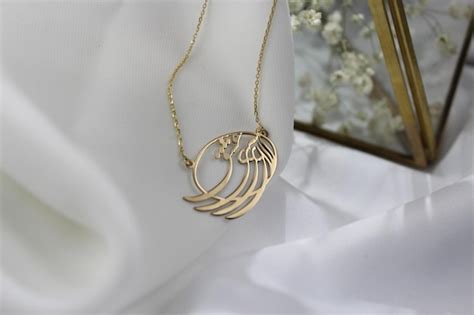 Premium Photo | Gold necklace for women