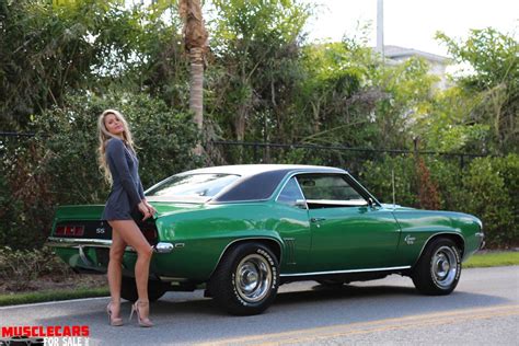 Camaro Ss Car Show Girls Car Girls Camaro Iroc Chevrolet Camaro