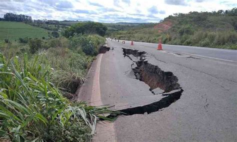 Cratera Se Abre Na Br E Exige Aten O Dos Motoristas Em Minas