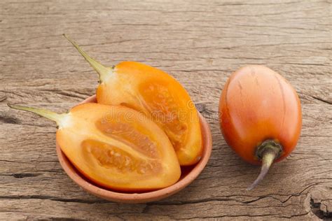 El Tomate De árbol Da Fruto En El Betaceum De La Solanácea De La Tabla