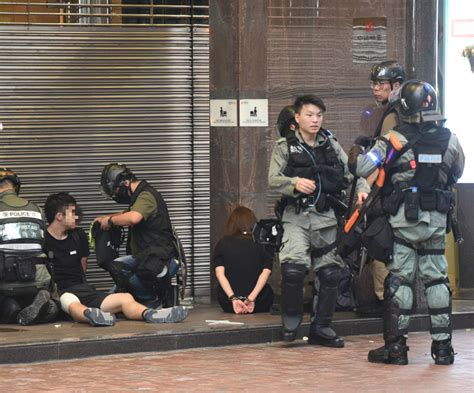 【修例风波】质问警阻截查女用手机 香港电台摄影师遭警棍击中手部 星岛日报