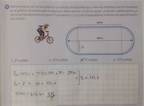 Maria Entrena Con Su Bicicleta En Un Campo De Deportes Que Tiene Las