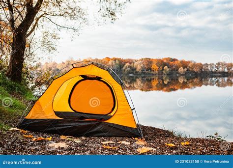 Tenda Na Praia Do Lago Outono Foto De Stock Imagem De Acampar