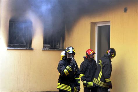 Costa Masnaga Incendio Tetto Notte Di Paura In Una Palazzina