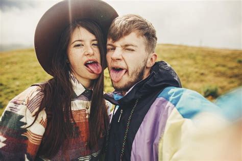 Feliz Pareja Hipster Haciendo Selfie Y Mostrando Lenguas De Colores De