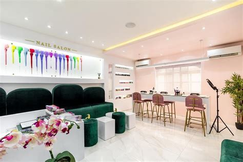 Nailicure Nail Salon By Ocubed Designs Features A High Contrast ...