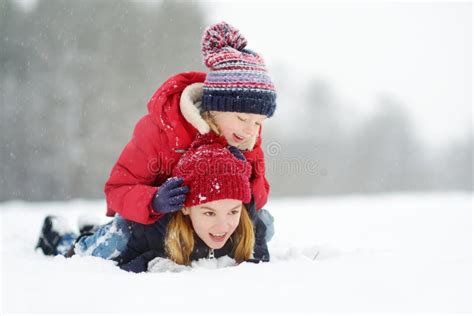 Deux Petites Filles Adorables Ayant L Amusement Ensemble Dans Le Beau