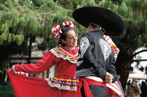 El jarabe tapatío la libertad mexicana dentro de un baile Hola Carolina