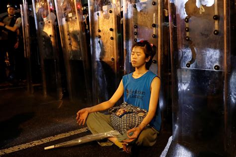 【香港反送中】《逃犯條例》今二讀 香港眾志封鎖地鐵中環站籲民眾參與罷工 上報 國際