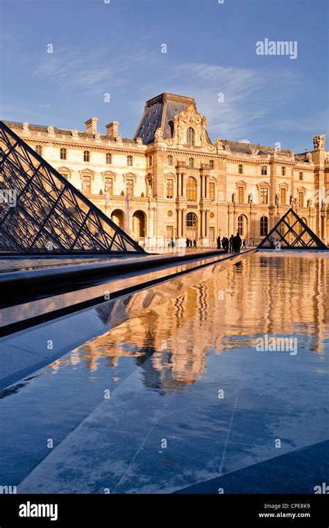 Piramide Del Louvre Immagini E Fotografie Stock Ad Alta Risoluzione Alamy