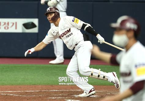 김하성 타격 후 허리 통증으로 경기 중 교체