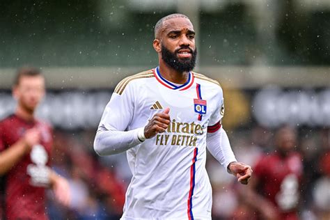 Foot Ol Lacazette Fait Frissonner L Ol En Plein Mercato Foot