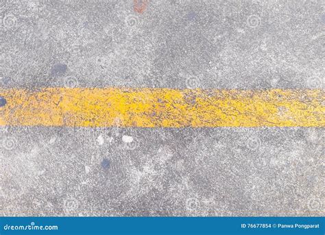 Linha Amarela Na Textura Da Estrada Foto De Stock Imagem De Cena